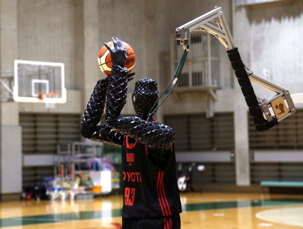 CEU Robot shooting basketball